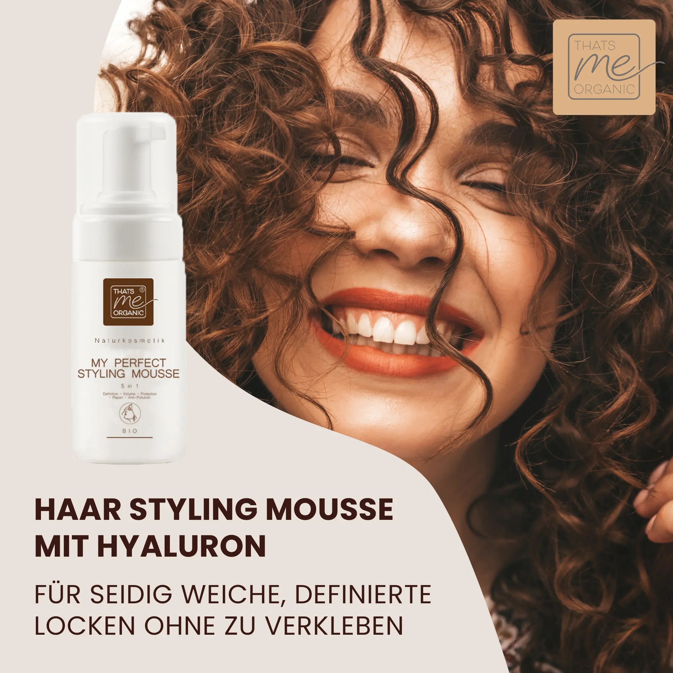 Lächelnde Frau mit lockigem Haar neben einer Flasche Thats me Organic® Bio-Haarschaum Styling Mousse, hergestellt aus natürlichen Inhaltsstoffen.