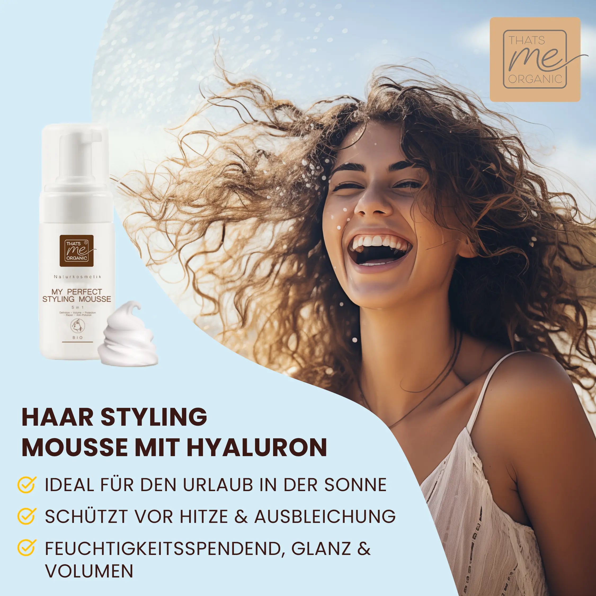 Eine lächelnde Frau mit lockigem Haar steht in der Sonne neben einer Flasche Thats me Organic® Styling Mousse, hergestellt mit natürlichen Inhaltsstoffen.