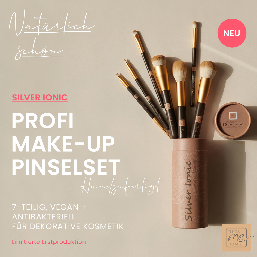 Sieben vegane Make-up-Pinsel und ein Pinseletui aus dem Profi-Pinsel Set von Thats me Organic® sind auf beigem Hintergrund mit deutscher Produktbeschreibung arrangiert.