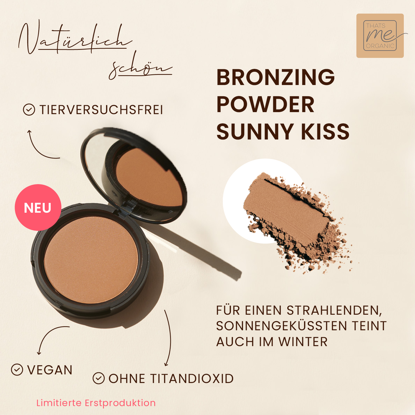 Geöffnete Packung von Thats me Organic® Bronzing Powder mit gestreutem Puder, der vegane Inhaltsstoffe hervorhebt, grausamkeitsfrei und frei von Titandioxid ist - der perfekte vegane Bronzer für einen natürlichen Glow.