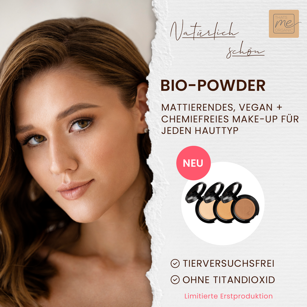 Frau mit sanftem Make-up; Text wirbt für Thats me Organic® veganes Bio-Puder für alle Hauttypen, das einen mattierenden Effekt bietet. Frei von Chemikalien und Grausamkeiten.