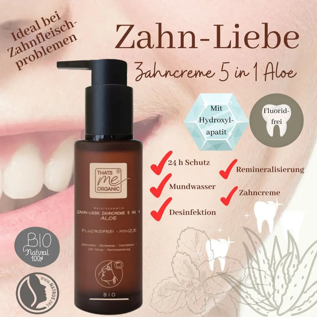 Braune Flasche der Thats me organic® BIO-Zahncreme 5-in-1 Aloe Vera Zahnpasta auf floralem Hintergrund, mit Produktangaben in deutscher Sprache und der Hervorhebung der fluoridfreien Rezeptur.