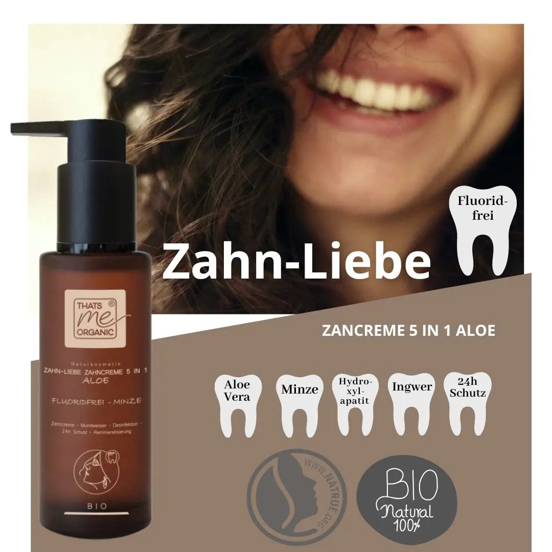 Braune Flasche der Thats me organic® BIO-Zahncreme mit Funktionssymbolen und Aloe Vera; lächelnde Frau im Hintergrund; Text: Zahn-Liebe.