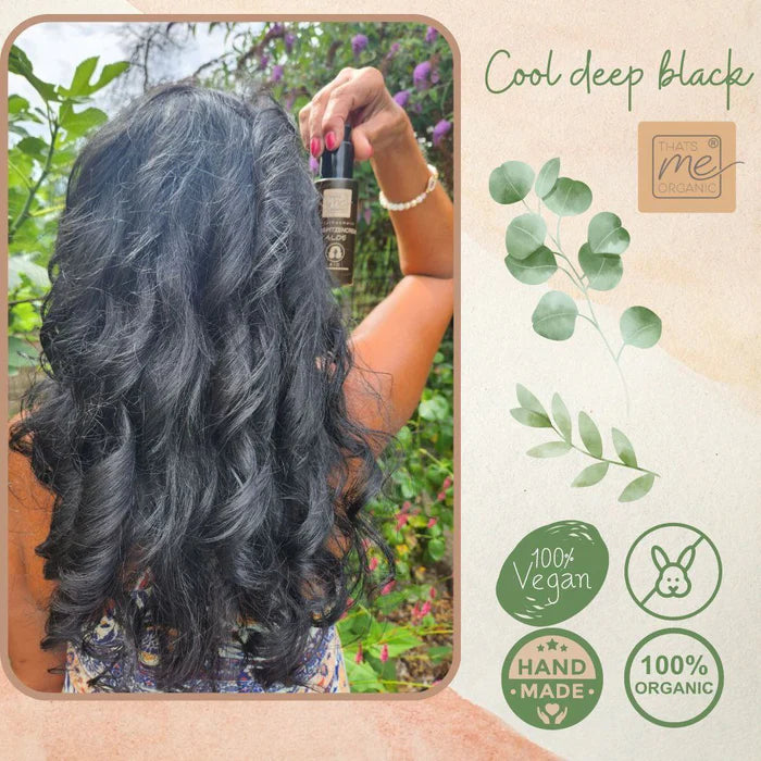 Frau mit langen, gewellten schwarzen Haaren hält im Freien ein Haarprodukt in der Hand; auf den Etiketten steht "vegan", "bio", "handgemacht".