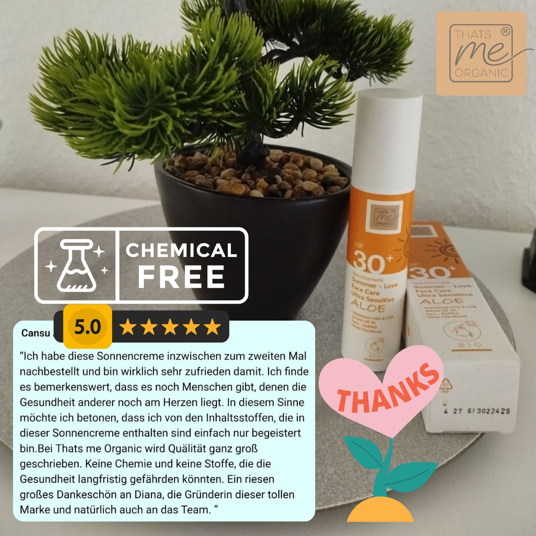 Eine Flasche Thats me Organic® Bio Sonnencreme LSF 30+ neben ihrer Verpackung und einer Topfpflanze, die das Etikett "Chemical Free" und die 5-Sterne-Bewertung trägt - ideal für Sonnenschutz ohne Titandioxid.