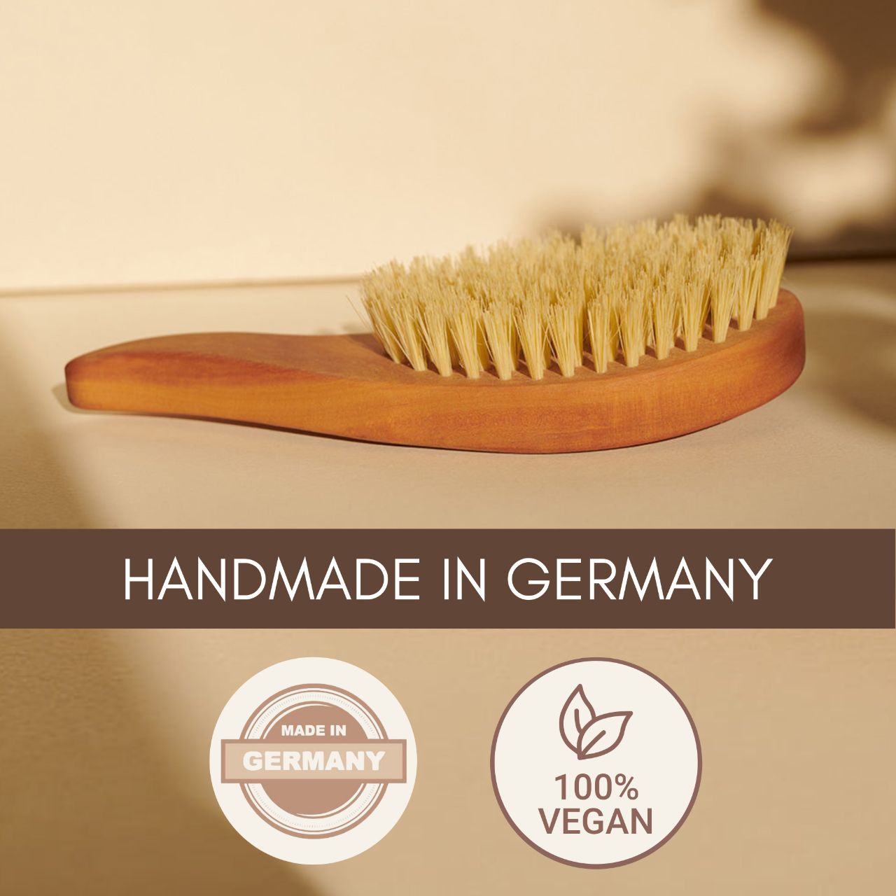 Auf einer beigen Oberfläche ruht eine Thats me Organic® Holztropfenform Bürste mit Naturborsten, gelabelt handmade in Germany, 100% vegan-ideal zur sanften Unterstützung des Haarwachstums.