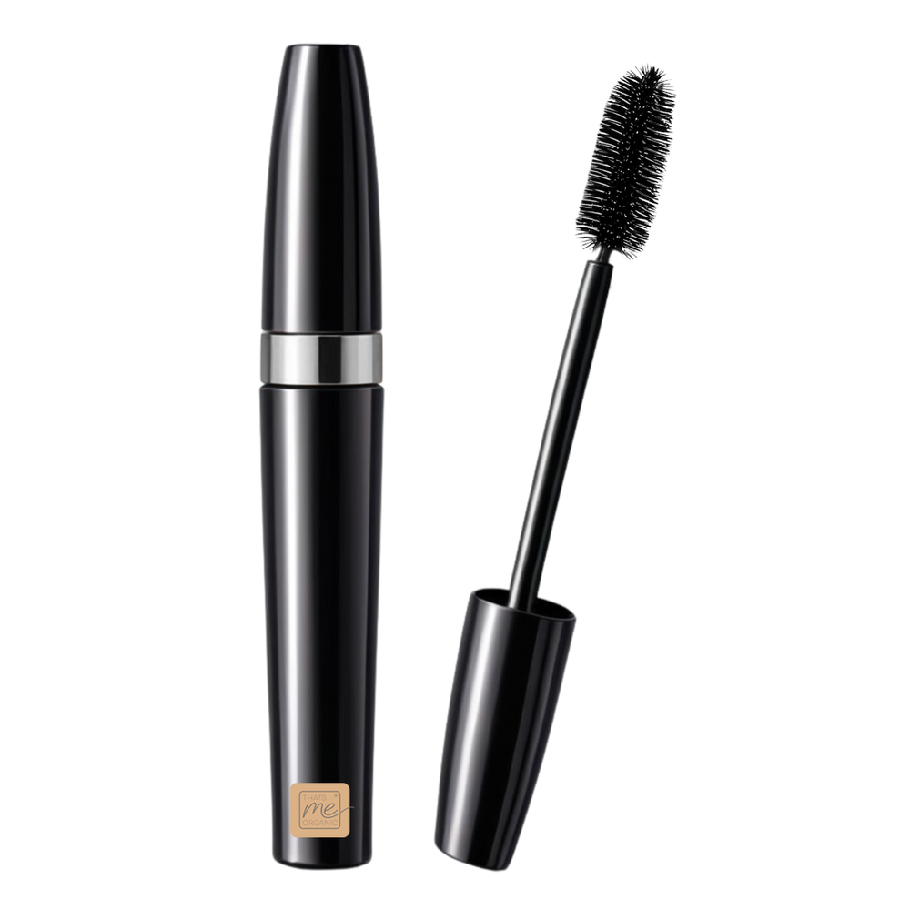 Thats me Organic® Black Bio Mascara Tube mit silbernem Band und Bürstenapplikator auf weißem Hintergrund, hergestellt mit natürlichen Inhaltsstoffen für schwungvolle Wimpern.