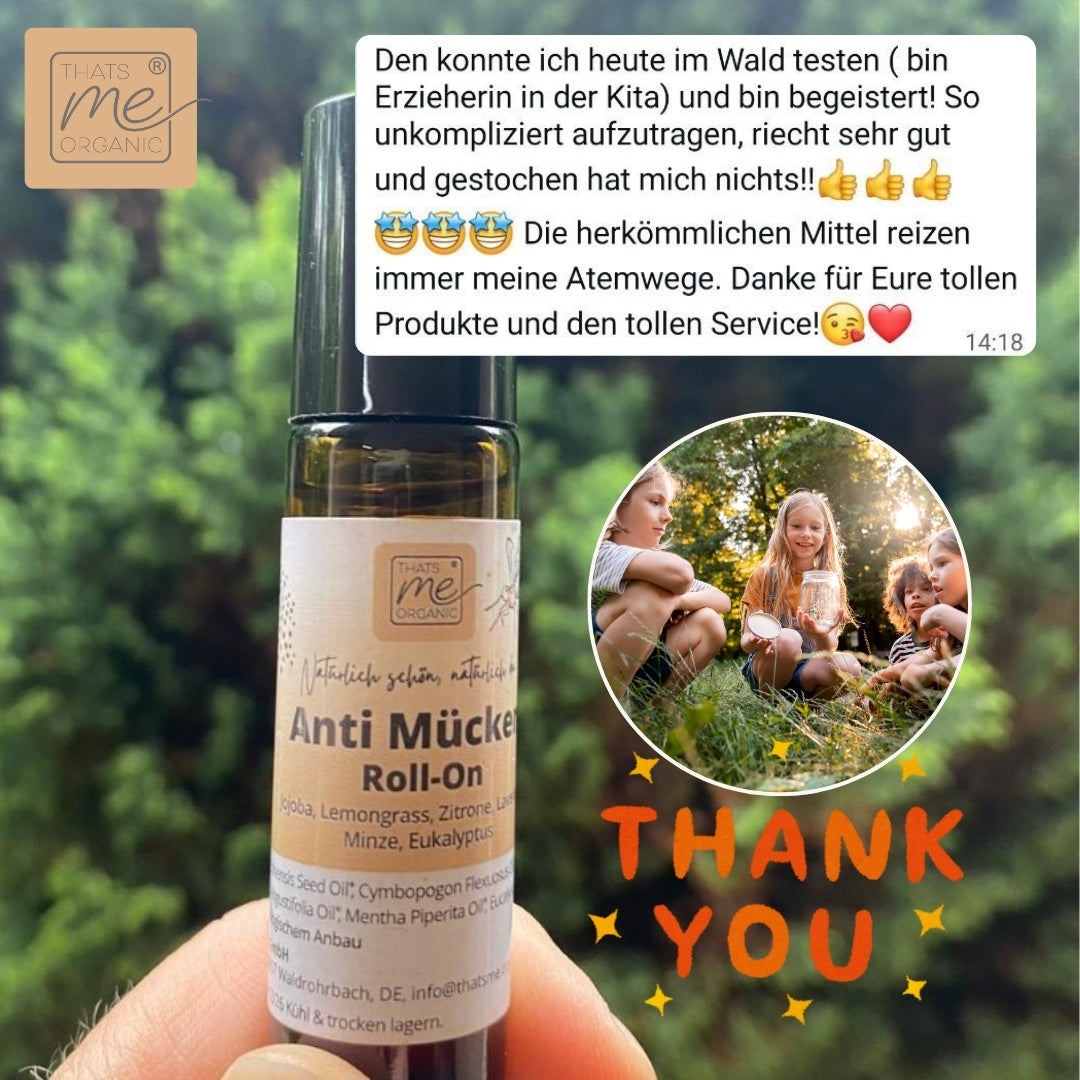 Ein Kunde berichtet über den Thats me Organic® Anti-Mücken-Roll-On, den er in der Hand hält, während seine Kinder im Wald spielen - ideal als natürliches Mückenschutzmittel und beliebtes Hausmittel gegen Stiche.