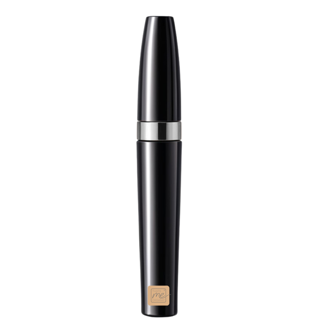 Eine schwarze Thats me Organic® Bio Wimperntusche Mascara-Tube mit silbernem Band und goldenem Etikett ruht auf hellem Grund und bietet Mega-Volumen mit natürlichen Inhaltsstoffen.