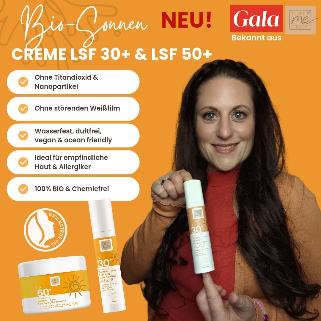 Eine Frau in Orange hält zwei Thats me Organic® Bio Sonnencreme-Produkte in der Hand; neben ihr sind auf orangem Hintergrund Merkmale wie Sonnenschutz ohne Titandioxid und LSF 30+ hervorgehoben.