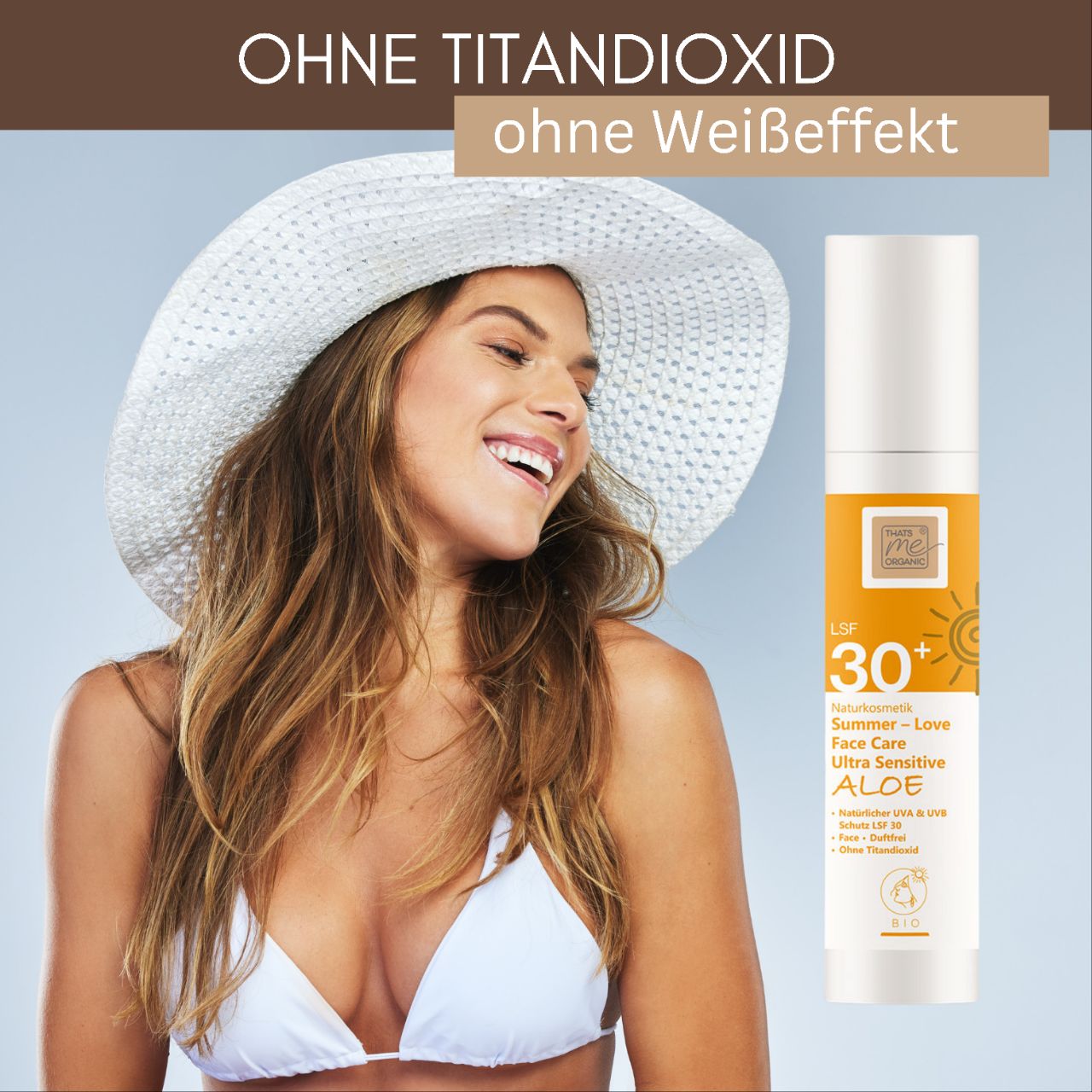 Eine lächelnde Frau mit weißem Hut und Bikini steht neben einer Flasche Thats me Organic® NATRUE-zertifiziertem SPF 30+ Sonnenschutzmittel mit der Aufschrift "ohne Titandioxid".