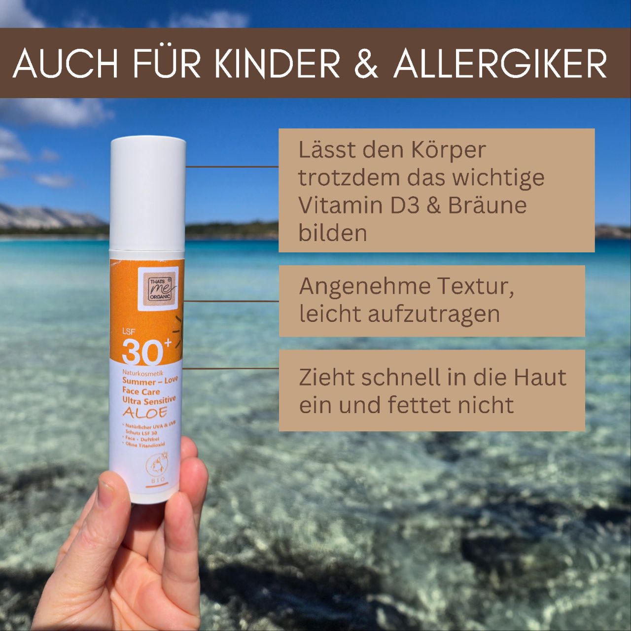 Person hält Thats me Organic® Bio Sonnencreme LSF 30+ am Strand; Infotext hebt Vorteile für Kinder und Allergiker sowie titandioxidfreien Sonnenschutz hervor.