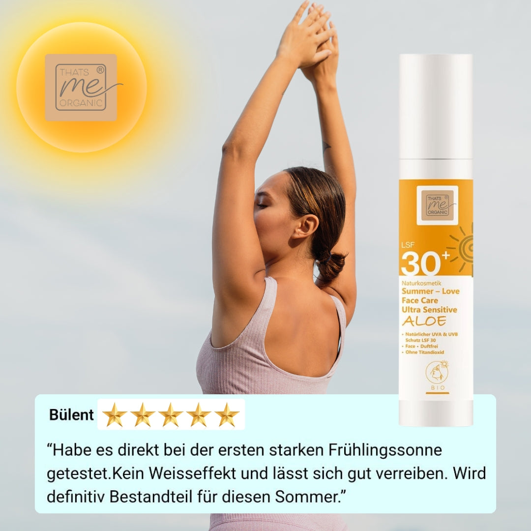 Eine Frau steht mit erhobenen Armen im Freien neben einer Thats me Organic® Bio Sonnencreme LSF 30+ Flasche und hebt eine deutsche Kundenrezension über diesen Sonnenschutz ohne Titandioxid hervor.