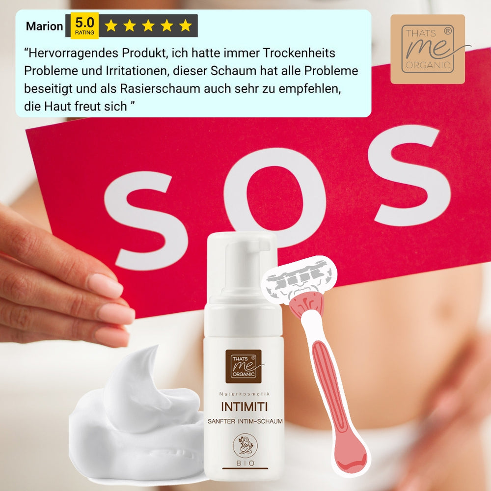 Eine Frau hält ein rotes SOS-Schild mit Thats me Organic® Intimreinigungsschaum, einem Rasiermesser und einer Fünf-Sterne-Bewertung - und weist damit auf die sanfte Intimpflege mit diesem natürlichen Intimreiniger hin.