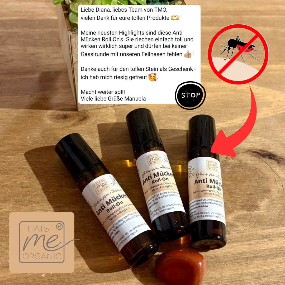 Drei Thats me Organic® Anti-Mücken-Roll-On auf einem Tisch mit Bewertung, Mückensymbol und Logo - ideal als natürlicher Mückenschutz und beliebtes Hausmittel gegen Mücken.