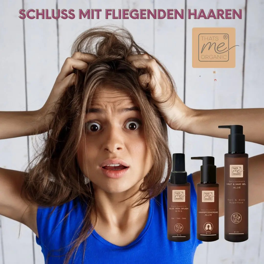 Eine junge Frau hält ihr Haar durcheinander und sieht gestresst aus, weil ihre Haare durch statische Elektrizität fliegen. Sie zeigt drei Thats me Organic® Haarpflegeprodukte und das Thats me Organic® Logo.