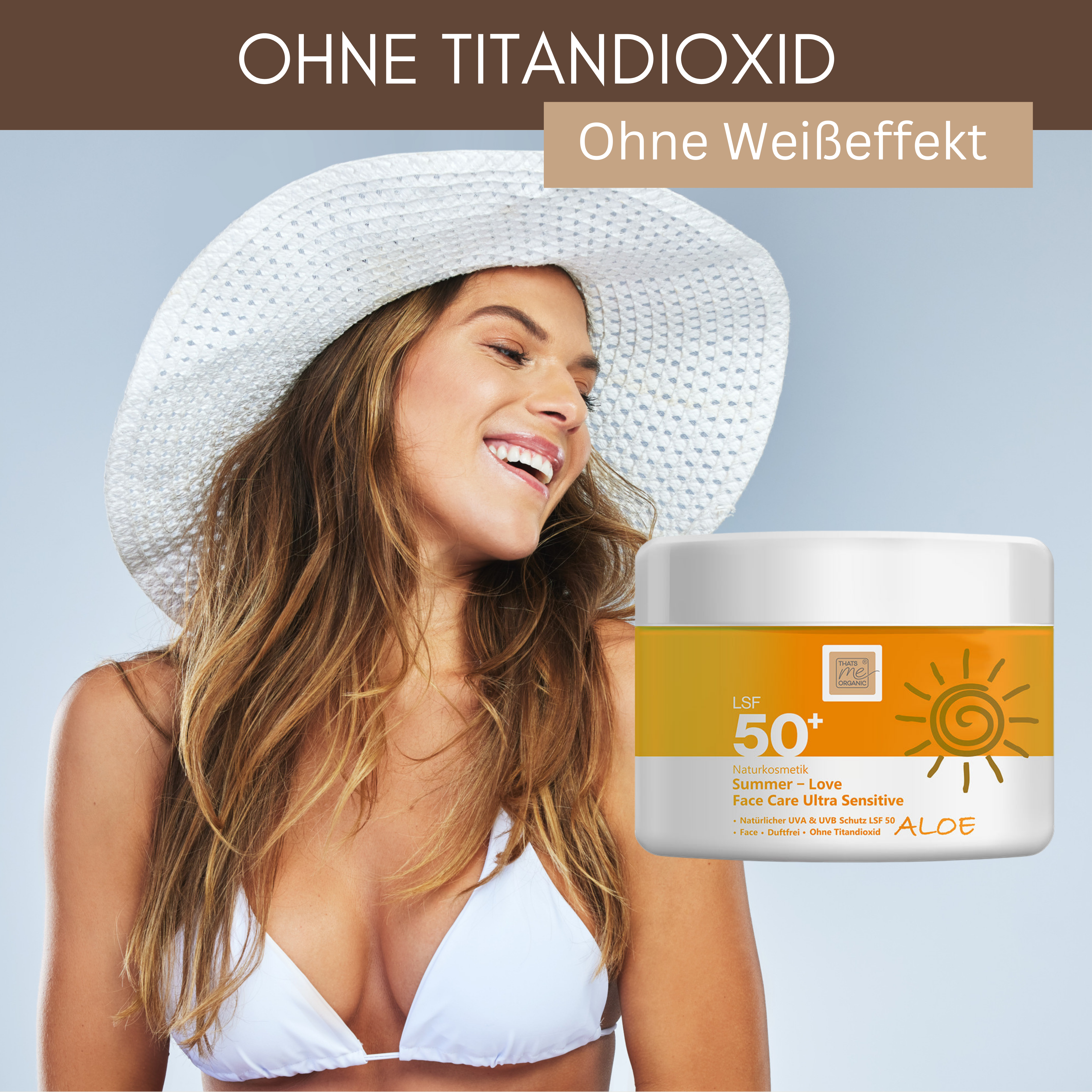 Eine lächelnde Frau mit weißem Hut steht neben einer Dose Thats me Organic® Sonnencreme LSF 50+, darüber ein deutscher Text, der den UVA- und UVB-Schutz hervorhebt.