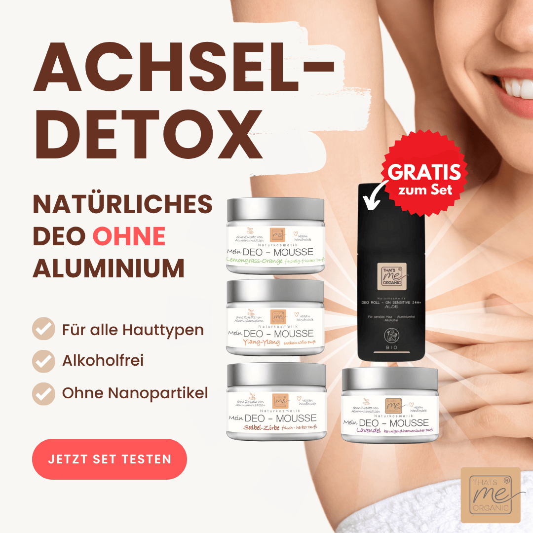 Eine Frau trägt Thats me Organic® Deo-Mousse auf, umgeben von Produkttiegeln und einer eleganten schwarzen Sprühflasche; der Text hebt die aluminiumfreie, natürliche Deo-Formel hervor.
