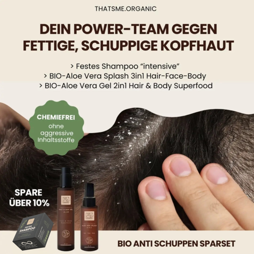 Dunkles Haar mit der Hand scheiteln, um Schuppen freizulegen; unten abgebildet sind die Flaschen Thats me Organic® Anti-Schuppen BIO Aloe Vera Shampoo und Gel für sanfte Kopfhautpflege.