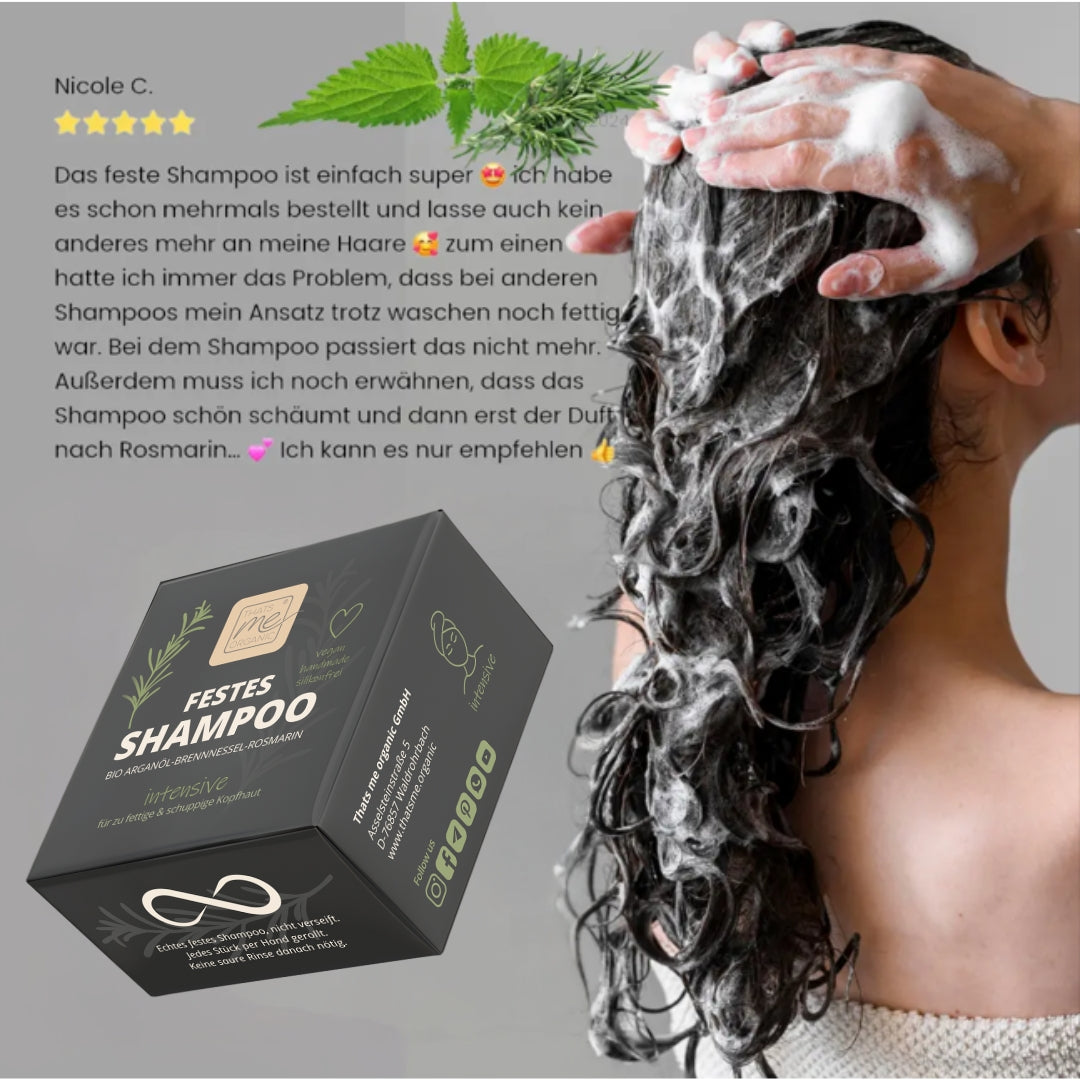 Eine Frau wäscht sich die Haare mit Thats me Organic® solid Aloe Vera Shampoo; das Bild zeigt die Shampoo-Verpackung und eine deutsche Anti-Schuppen-Rezension.