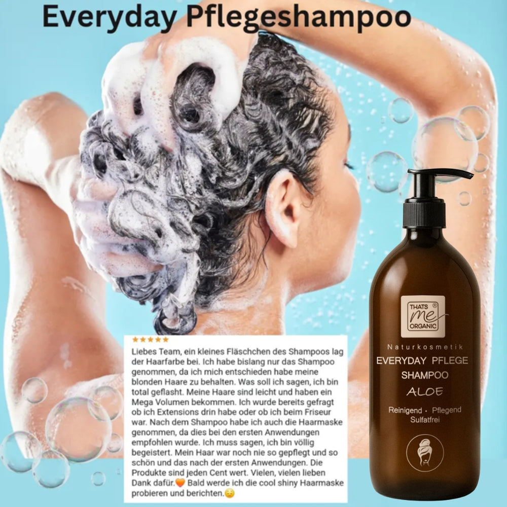 Eine Frau wäscht ihre kurzen lockigen Haare mit Shampoo; im Vordergrund steht eine Flasche Thats me organic® sulfatfrei Everyday Pflegeshampoo Aloe, ein BIO-Shampoo Naturkosmetik.