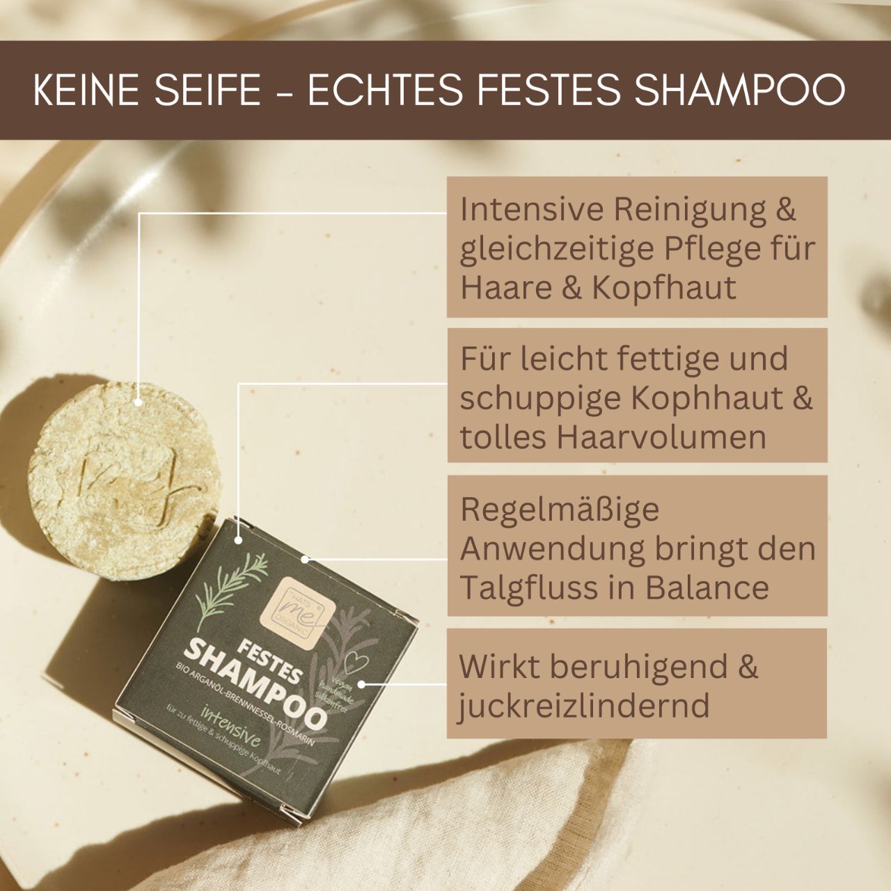 Das Thats me Organic® festes Shampoo Bar und seine Box auf beigem Untergrund; an der Seite sind die Vorteile des umweltfreundlichen Shampoos auf Deutsch zu sehen.