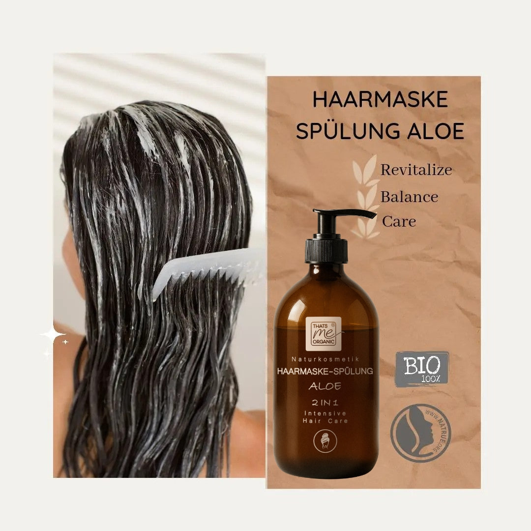 Eine Person kämmt neben einer Flasche Thats me organic® HAARMASKE SPÜLUNG ALOE Naturkosmetik die Spülung durch das nasse Haar und unterstreicht damit eine sanfte Haarpflege.