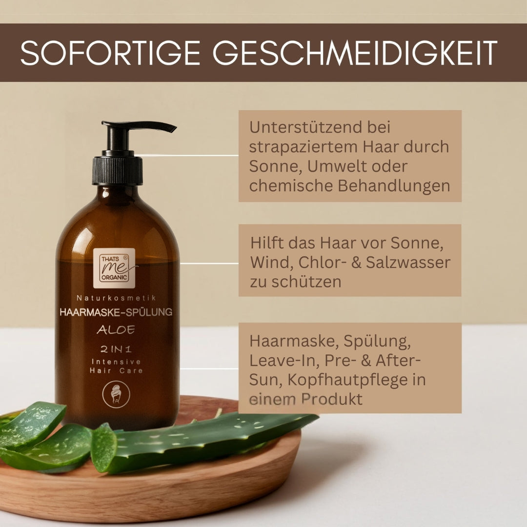 Die Thats me organic® Bio-Haarmaske-Spülung in brauner Flasche mit Aloe steht auf dem Tisch, daneben ein Aloe-Blatt und Infotexte - die ideale Naturkosmetik für Ihre Haarpflege.
