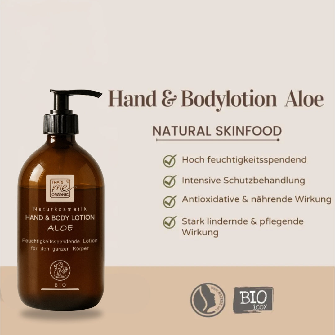 Eine braune Flasche der Thats me organic® Aloe Bio Hand & Body Lotion mit einer Pumpe, auf der der deutsche Text Naturkosmetik Hautpflegevorteile" vor einem beigen Hintergrund abgebildet ist.