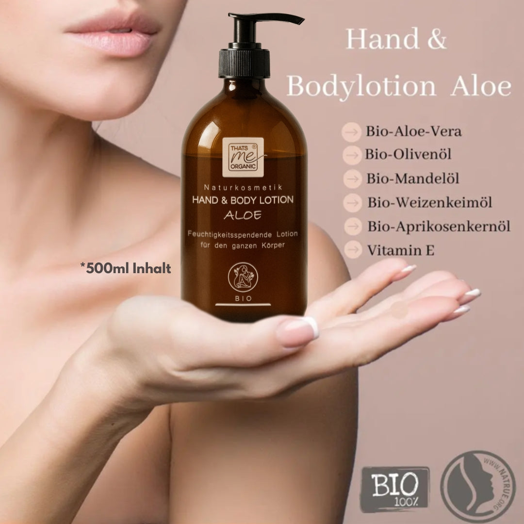 Eine Hand hält eine braune Flasche Thats me organic® Bio Hand & Body Lotion mit Aloe, daneben sind die Produkteigenschaften von Naturkosmetik abgebildet.
