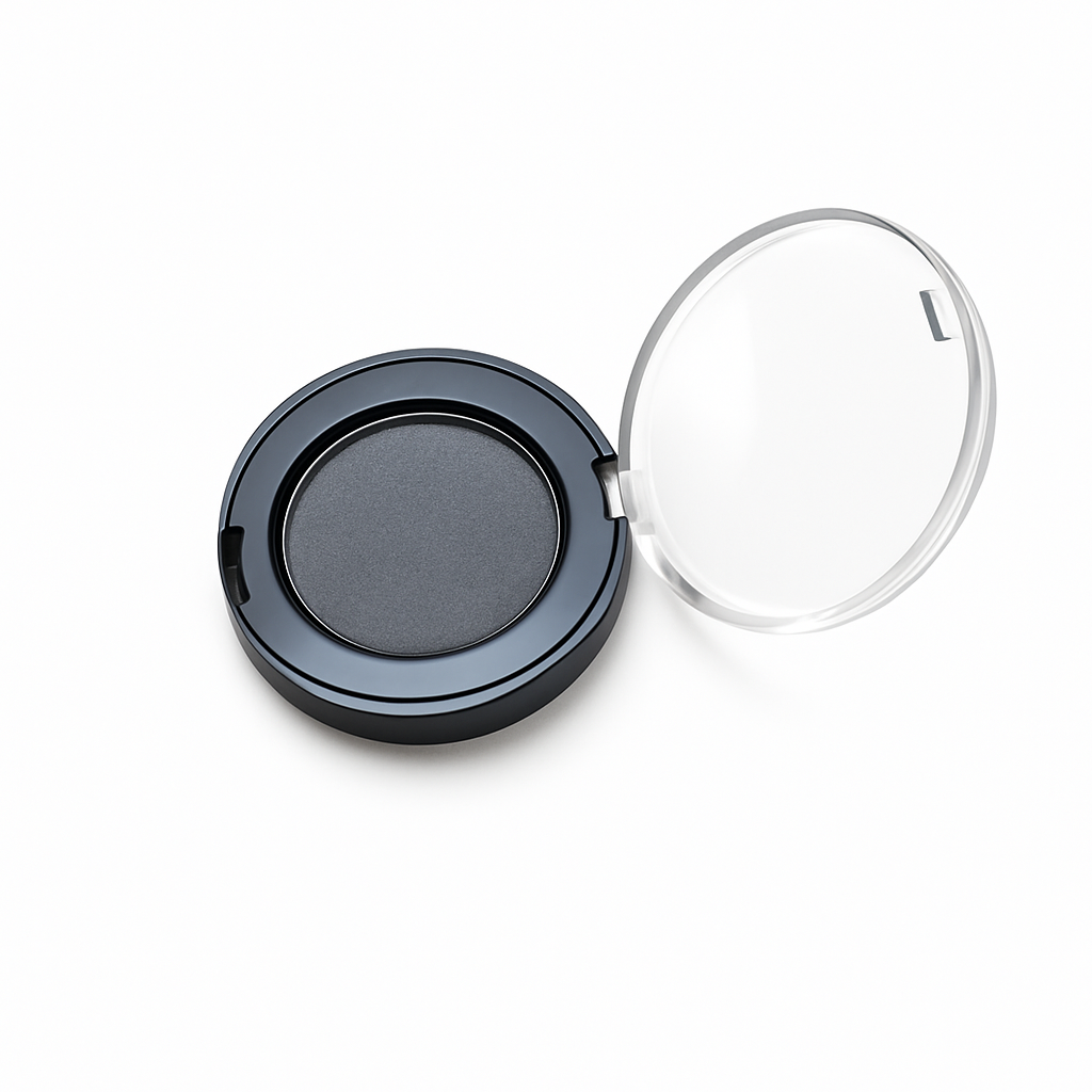 Abgebildet ist ein einzelner Thats me Organic® vegan Naturkosmetik Lidschatten in Schwarz, in einer runden Dose mit klarem Deckel, auf weißem Hintergrund.