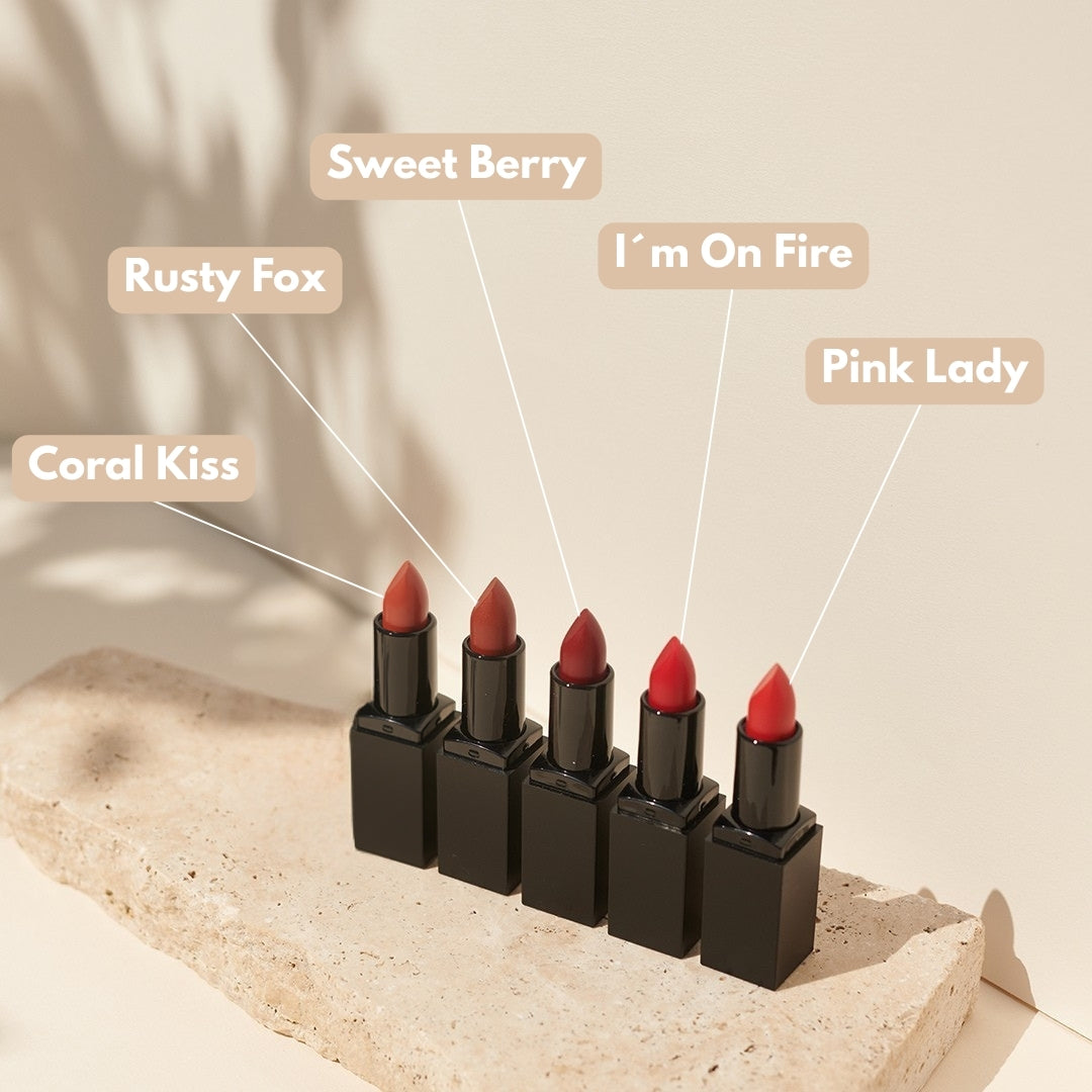 Fünf tierversuchsfreie Thats me Organic® Lippenstifte in Coral Kiss, Rusty Fox, Sweet Berry, I'm On Fire und Pink Lady bieten natürliche Lippenpflege für jeden Look.