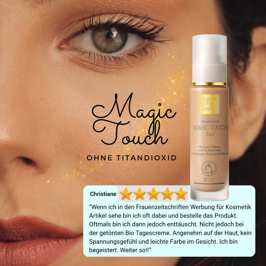 Nahaufnahme eines Frauengesichts mit einer Flasche Thats me Organic® getönte Tagescreme und einer 5-Sterne-Kundenbewertung in Deutsch.