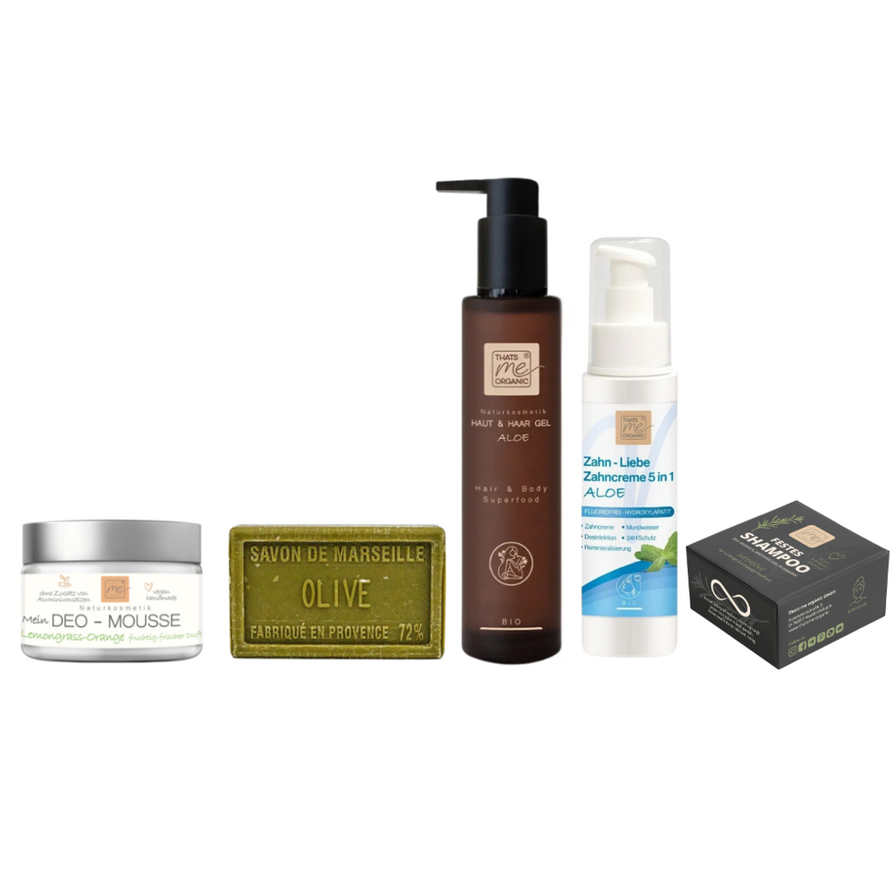Fünf natürliche Thats me Organic® Körperpflegeprodukte - Deo-Mousse, Seife, Öl, Reinigungsmittel und Shampoo - für die natürliche Männerpflege sind auf einem weißen Hintergrund abgebildet. Perfekt als durchdachtes Geschenk-Set.
