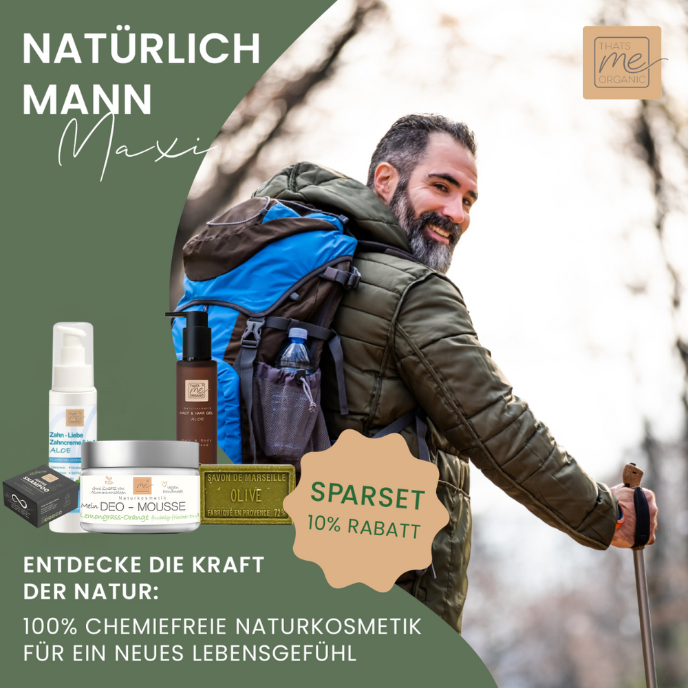 Ein lächelnder Mann mit Rucksack wandert in der Natur; Thats me Organic® Männerpflege Produkte wie Deo-Mousse und Geschenk Set sind mit einem Rabatttext abgebildet.