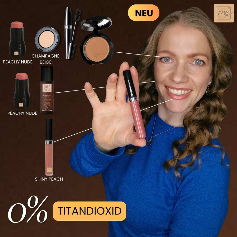 Model zeigt Make up Look mit Peachy Nude Stick, Shiny Peach Lipgloss und Champagne Beige Lidschatten ohne Titandioxid