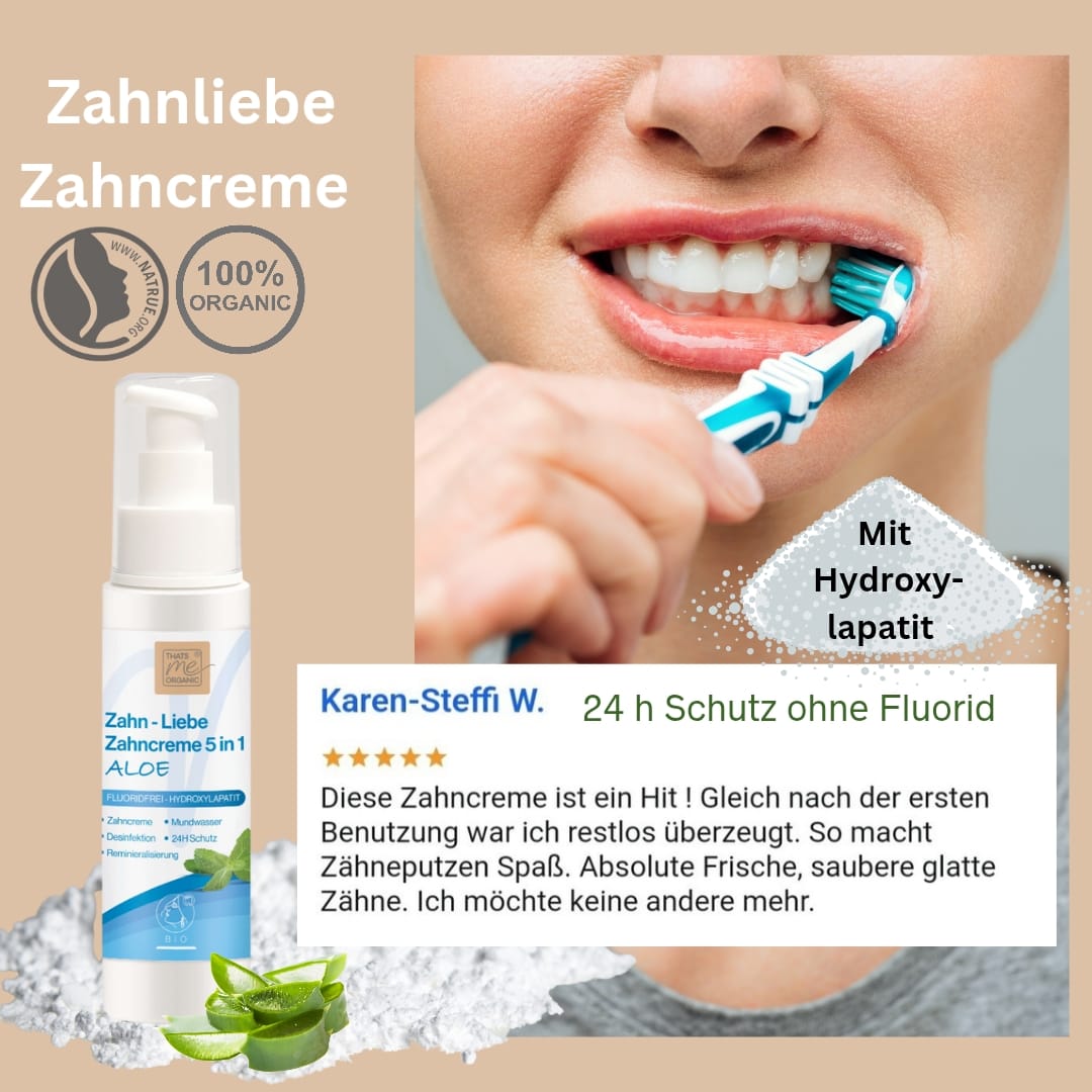 Eine Frau putzt sich die Zähne mit einer blauen Zahnbürste; das Bild wirbt für Thats me organic® BIO-Zahncreme, eine fluoridfreie, biologische Zahnpasta mit beruhigender Aloe Vera.