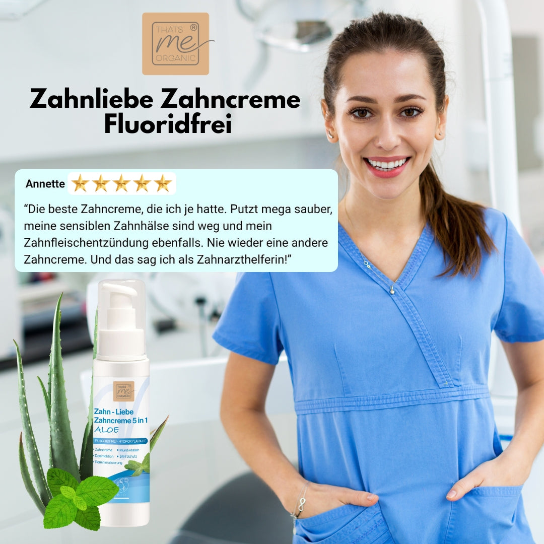 Eine lächelnde Frau in blauem Kittel hält eine Thats me organic® Zahnpasta mit Aloe Vera in der Hand, daneben eine begeisterte deutsche Rezension, die die fluoridfreie BIO-Zahncreme preist.
