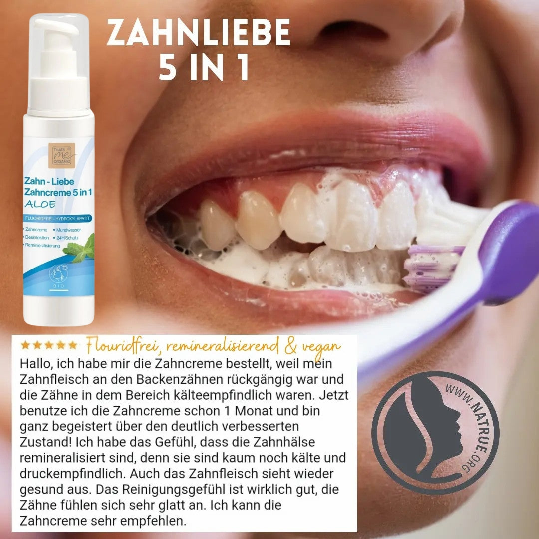 Abgebildet ist eine Zahnbürste zum Zähneputzen mit Schaum, Produktflasche und Testimonial für Thats me Organic® 5 in 1 Zahnpasta - ideal für natürliche Männerpflege oder als Geschenk Set zusammen mit Deo-Mousse.