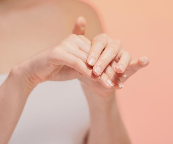 Man sieht eincremende Hände