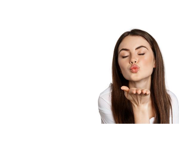 Eine Frau macht einen Kussmund