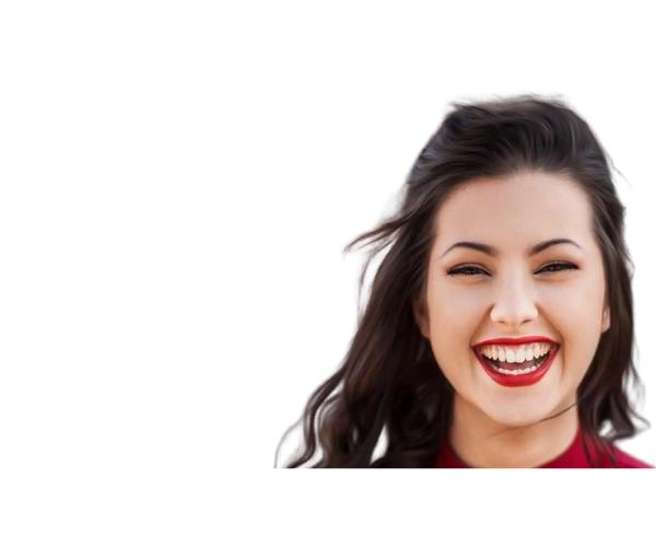 Eine dunkelhaarige Frau vor einem weißen Hintergrund die breit lacht