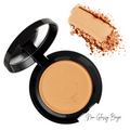 Geöffnete Puderdose mit beigem Bio-Puder von Thats me Organic® und einem Muster darüber, das mit dem Schriftzug "Non Glossy Beige" für einen mattierenden Effekt versehen ist.