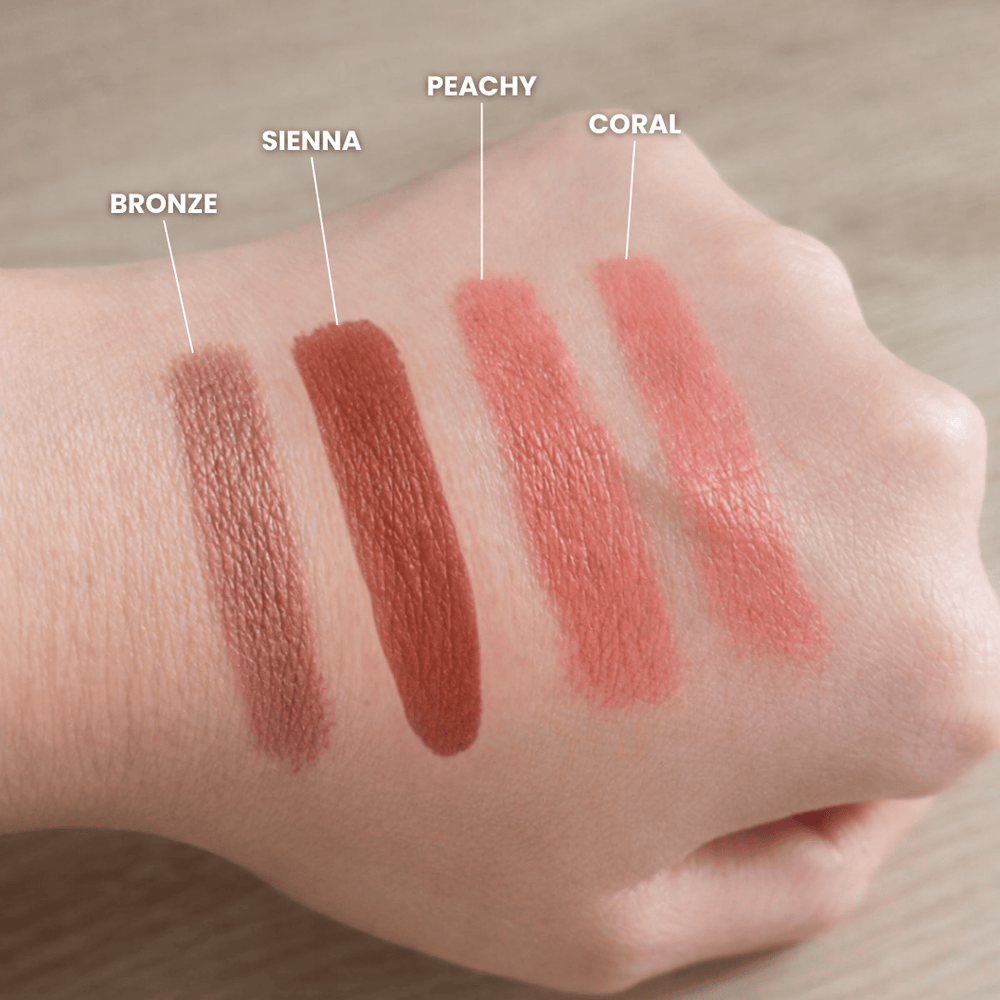 Swatches der 3-in-1 Make-up Sticks auf der Hand in Bronze, Sienna, Peachy und Coral