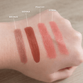 Swatches der 3-in-1 Make-up Sticks auf der Hand in Bronze, Sienna, Peachy und Coral