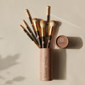 Ein veganes Make-up-Pinsel-Set von Thats me Organic® mit goldenen Griffen in einem pinken Zylinder-Behälter "Silver Ionic Brush". Perfekt als Profi-Pinsel-Set für ein makelloses Make-up.