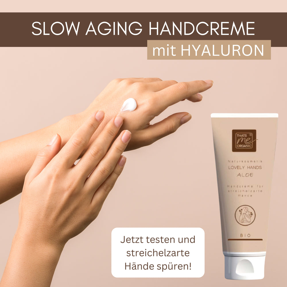 Hände, die Handcreme auftragen, mit einer Tube Thats me Organic® Bio-Naturkosmetik mit deutschem Text, der für langsame Alterung mit Hyaluron wirbt.