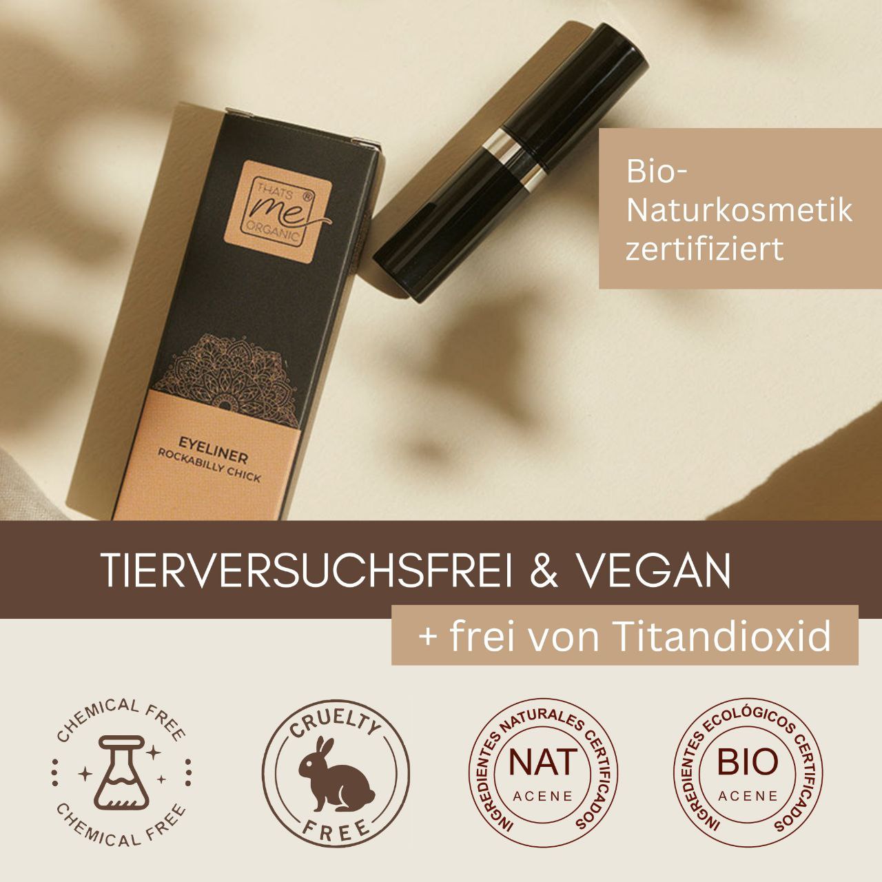 Thats me Organic® Bio Eyeliner: vegan, tierversuchsfrei, für empfindliche Augen. Auf beiger Oberfläche mit Öko-Labels und Bio-Naturkosmetik-Zertifizierung. Ganz ohne Titandioxid formuliert.