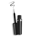 Der offene schwarze Thats me Organic® Bio Eyeliner mit Pinselapplikator zeigt eine geschwungene schwarze Linie oberhalb der Flasche - perfekt für empfindliche Augen und ohne Titandioxid formuliert.