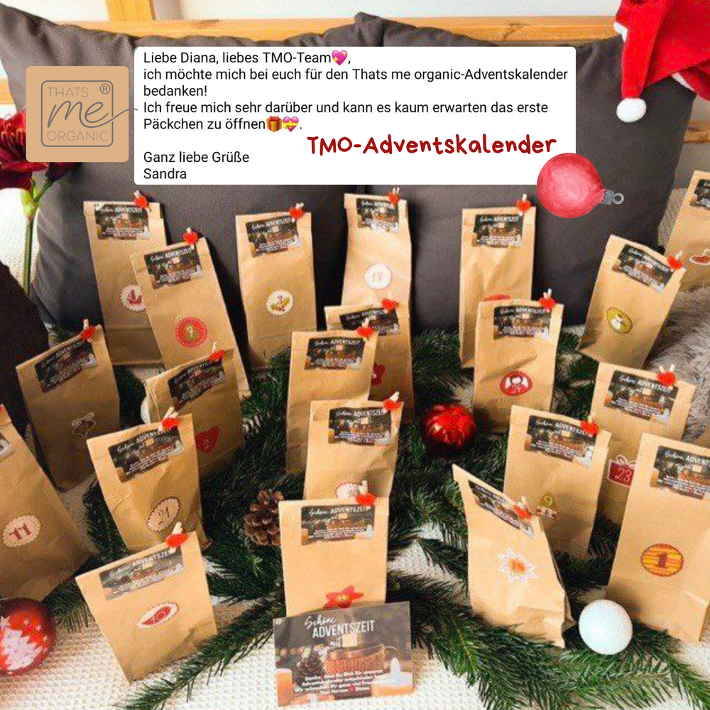 Die 24 Tüten des Adventskalenders stehen zusammen mit einer Bewertung auf einem geschmückten Tisch
